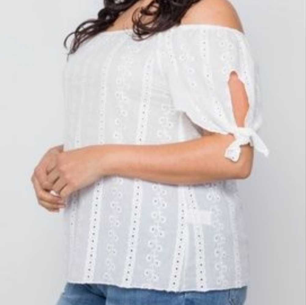 White Off-The-Shoulder Floral Embroidery Blouse - Picture 2 of 5